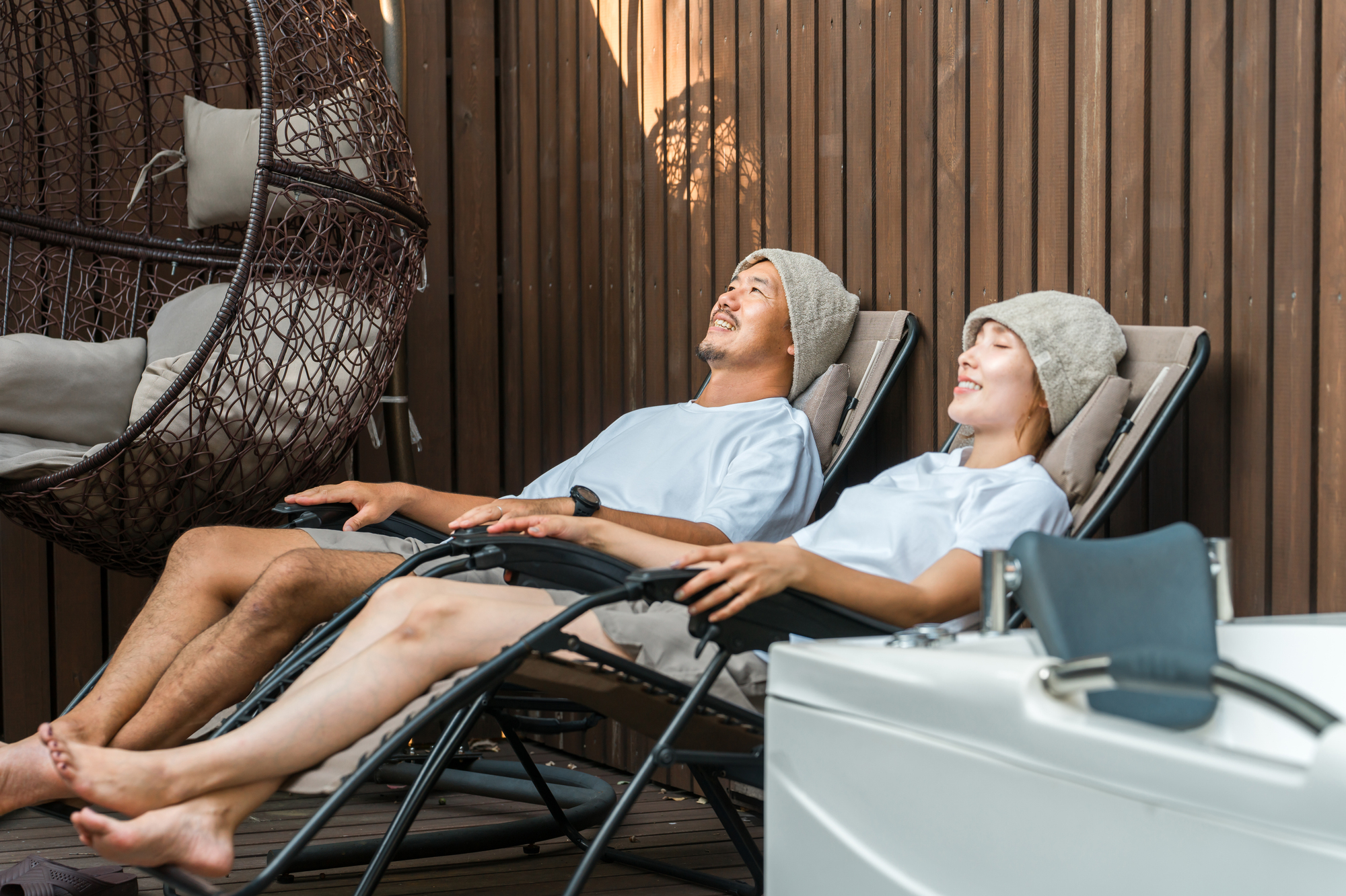 プライベートサウナを楽しむ男女